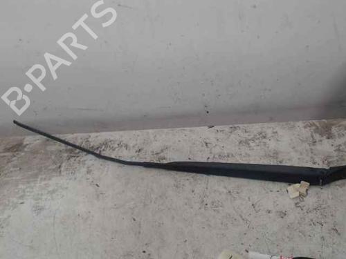 Used Front windshield wiper arm RENAULT CLIO III (BR0/1, CR0/1) 1.4 16V (98 hp) 25762908
