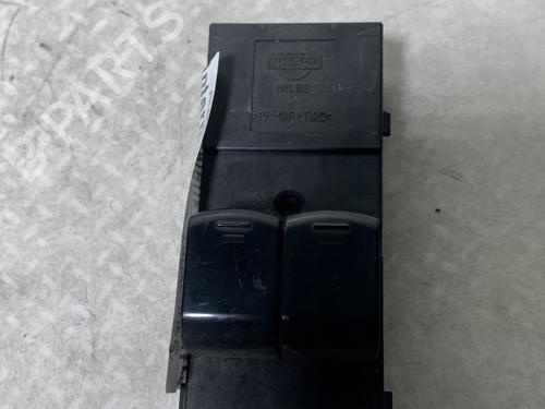 Used Left front window switch NISSAN MICRA III (K12) 1.5 dCi (68 hp) 30807901