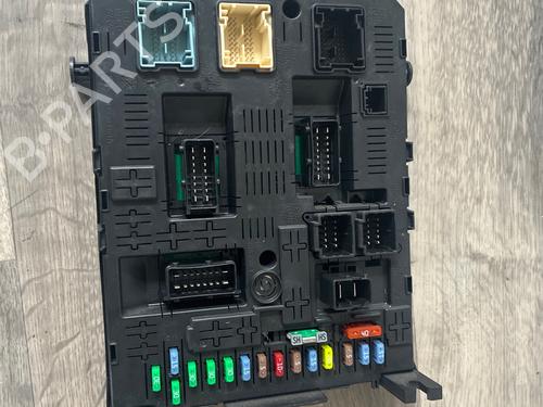 Used Fuse box Fuse box 36867569 36867569