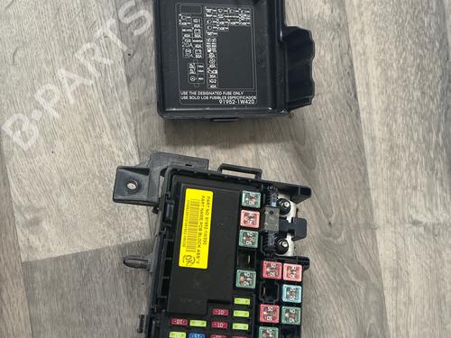 Used Fuse box Fuse box 36867555 36867555