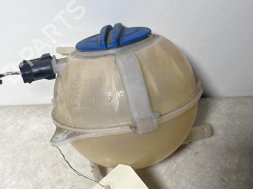 expansion-tank-vw-polo-iv-9n_-9a_-2001-2002-2003-2004-2005-2006-2007-2008-2009-2010-2011-2012-2013-2014-31921807 main image