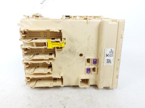 Used Fuse box Fuse box TOYOTA AURIS (_E18_) 1.8 Hybrid (ZWE186_, ZWE186R) (136 hp) 15172591 15172591