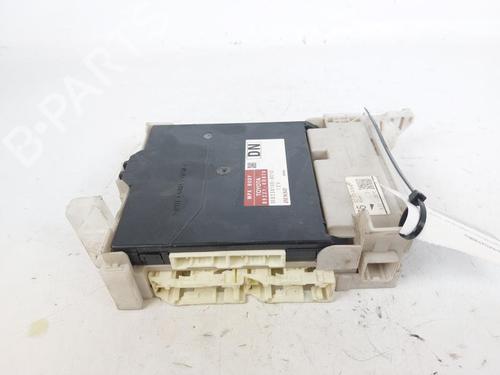 Used Fuse box TOYOTA YARIS (_P13_) 1.5 Hybrid (NHP130_, NHP130) (101 hp) 19426865