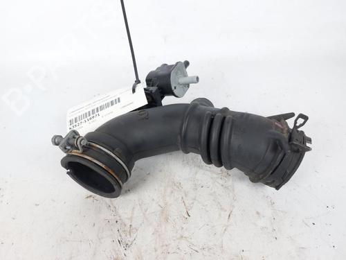 Used Air filter box TOYOTA YARIS (_P13_) 1.5 Hybrid (NHP130_, NHP130) (101 hp) 20502384