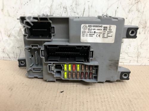 Used Fuse box Fuse box 15299621 15299621