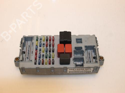 Boîte à Fusibles FIAT PUNTO (188_) 1.2 60 (188.030, .050, .130, .150, .230, .250) (60 hp) 15318310
