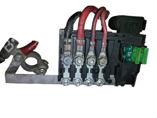 Used Fuse box VW GOLF IV (1J1) 1.4 16V (75 hp) 15705607