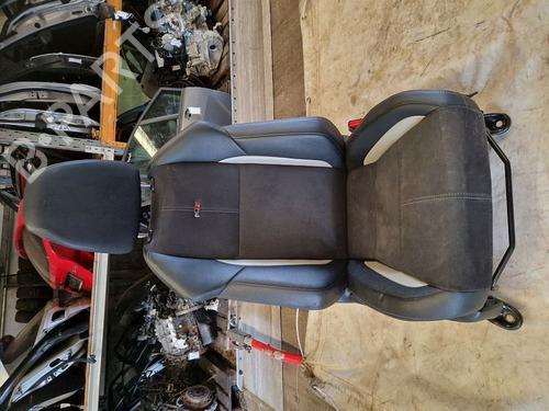 Used Right front seat Right front seat TOYOTA YARIS (_P13_) 1.5 Hybrid (NHP130_) (101 hp) 36108600 36108600