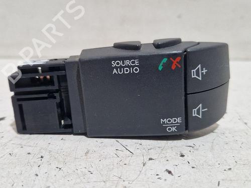 switch-renault-clio-iv-estate-van-kh_-2013-2014-2015-2016-2017-2018-2019-2020-2021-32283179 main image