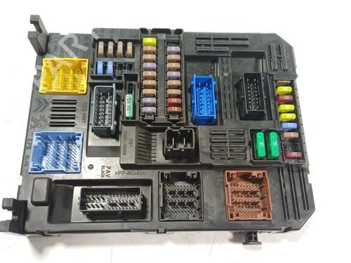 Used Fuse box Fuse box 36784902 36784902