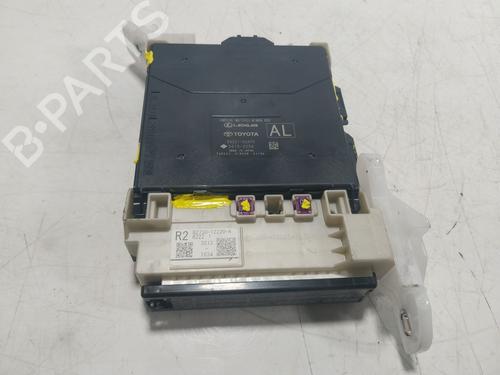 Used Fuse box Fuse box TOYOTA COROLLA Hatchback (_E21_, _EA1_, _EH1_) 1.8 Hybrid (ZWE211) (98 hp) 19406165 19406165
