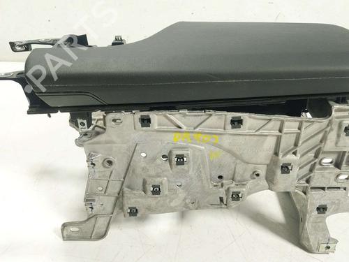 armrest-center-console-porsche-taycan-y1a-2019-38567550 main image