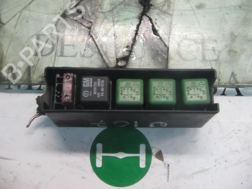 Used Fuse box OPEL TIGRA (S93) 1.4 16V (F07) (90 hp) 3774975