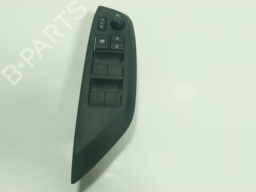 Used Left front window switch TOYOTA YARIS CROSS (MXP_) 1.5 Hybrid (MXPJ11) (131 hp) 31167374