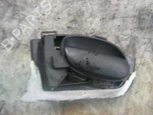 Venstre fortil invendig håndtag Venstre fortil invendig håndtag PEUGEOT 206 Hatchback (2A/C) 1.9 D (69 hp) 3779865 3779865