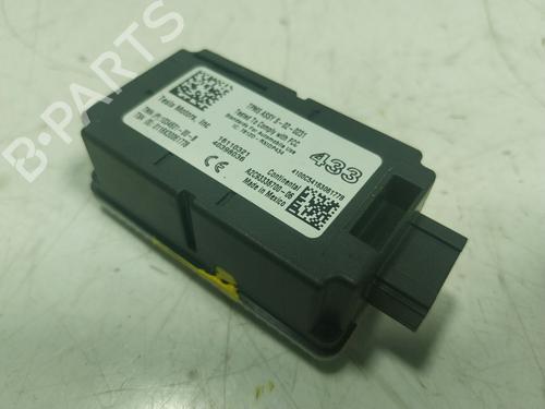 Used Electronic module Electronic module TESLA MODEL S (5YJS) 90D AWD (422 hp) 16546885 16546885