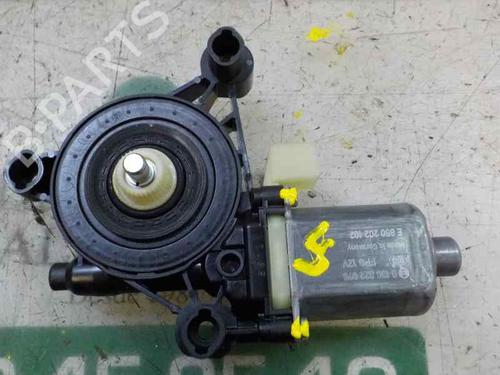 Moteur de lève-vitre avant droit VW GOLF VII (5G1, BQ1, BE1, BE2) 1.5 TSI (150 hp) 5840636