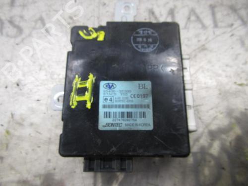 Used Electronic module KIA SORENTO I (JC) 2.5 CRDi 4WD (140 hp) 3826766