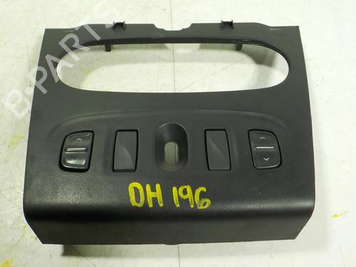 Used Left front window switch DACIA SANDERO II 1.5 dCi 75 / Blue dCi 75 (B8JW, B8M4, B8AH, B8M7, B8M6) (75 hp) 8176454