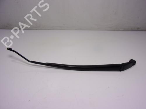 Used Front windshield wiper arm TOYOTA YARIS CROSS (MXP_) 1.5 Hybrid (MXPJ10) (116 hp) 15876660