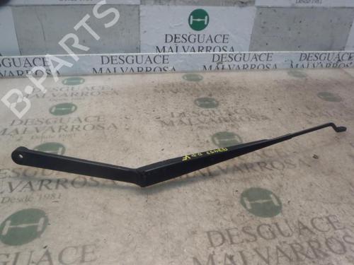 Used Front windshield wiper arm NISSAN X-TRAIL I (T30) 2.2 DCi (114 hp) 3809084