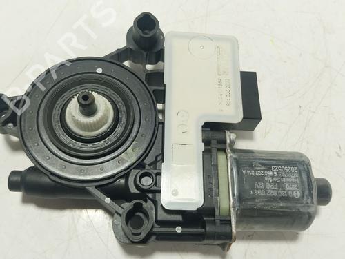 Used Right rear window motor SEAT LEON Sportstourer (KL8, KLD) 1.5 eTSI (150 hp) 30392952
