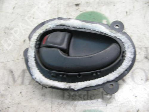 Venstre foran invendig håndtak PEUGEOT 406 (8B) 1.8 16V (110 hp) 3743080