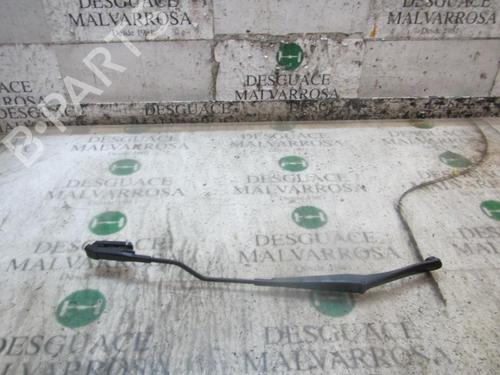 Used Front windshield wiper arm FIAT GRANDE PUNTO (199_) 1.4 16V (199BXG1B, 199AXG1B) (95 hp) 3845482