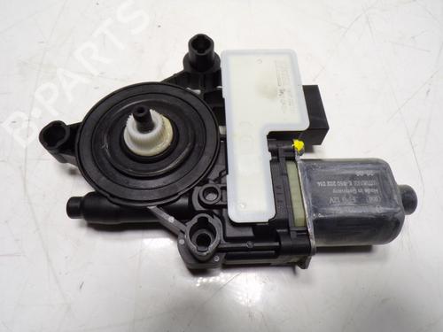 Used Right rear window motor Right rear window motor SEAT LEON (KL1, KLG) 1.0 TSI (110 hp) 10713736 10713736