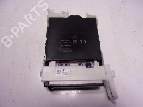 Used Fuse box Fuse box TOYOTA YARIS (_P21_, _PA1_, _PH1_) 1.5 Hybrid (MXPH11) (92 hp) 15887582 15887582