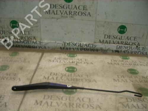 Used Front windshield wiper arm FIAT STILO (192_) 1.6 16V (192_XB1A) (103 hp) 3750535