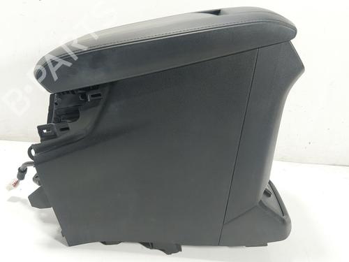 Used Armrest / Center console Armrest / Center console TOYOTA HIGHLANDER (GSU7_, AXUH7_, TXUA7_) 2.5 Hybrid AWD (AXUH78) (246 hp) 32288745 32288745