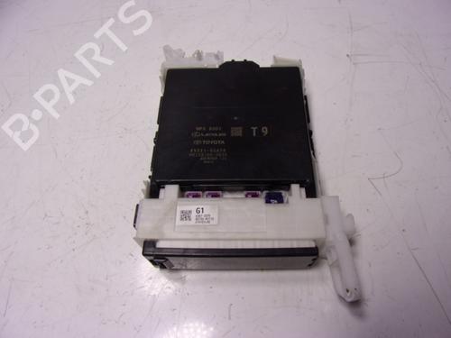 Used Fuse box Fuse box TOYOTA YARIS (_P21_, _PA1_, _PH1_) 1.5 Hybrid (MXPH11) (92 hp) 16744284 16744284