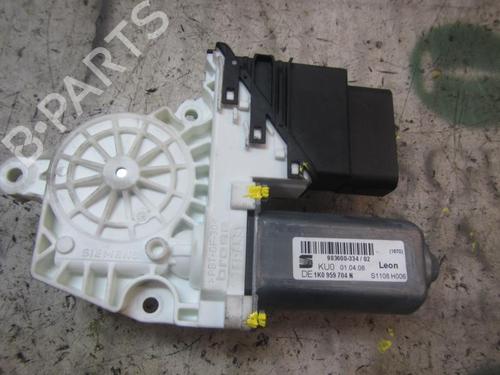 Used Right rear window motor SEAT LEON (1P1) 1.9 TDI (105 hp) 3838972