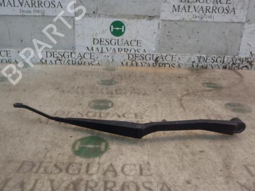 Used Front windshield wiper arm TOYOTA RAV 4 II (_A2_) 2.0 4WD (ACA21, ACA20) (150 hp) 3813872