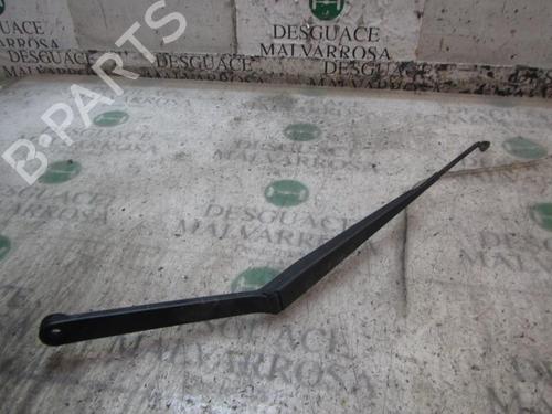 Used Front windshield wiper arm NISSAN X-TRAIL I (T30) 2.2 DCi (114 hp) 3835458
