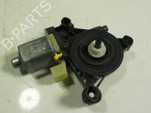 Portierruitmotor rechtsachter AUDI A3 Sportback (8YA, 8YF) 30 TDI (116 hp) 16663963