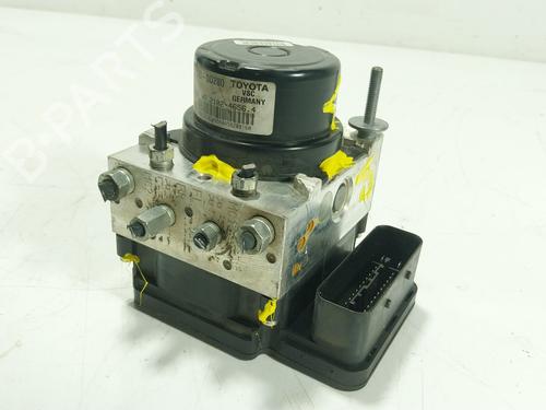 Used ABS pump TOYOTA YARIS (_P13_) 1.5 (NSP131_) (112 hp) 28380603