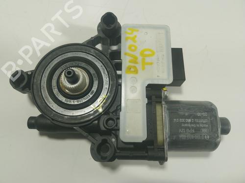 Used Right rear window motor Right rear window motor SEAT IBIZA V (KJ1, KJG) 1.0 TSI (110 hp) 18525404 18525404