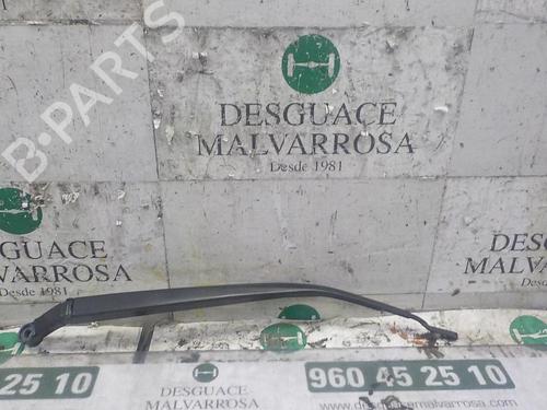 Used Front windshield wiper arm TOYOTA AURIS (_E18_) 1.8 Hybrid (ZWE186_, ZWE186R) (136 hp) 3863434