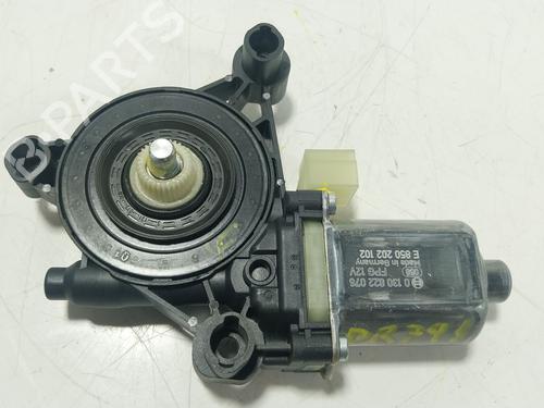 Used Right front window motor SEAT LEON Sportstourer (KL8, KLD) 1.5 eTSI (150 hp) 30382869