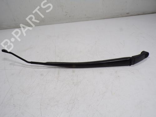 Used Front windshield wiper arm TOYOTA YARIS CROSS (MXP_) [2020-2025]  15246474