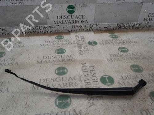 Used Front windshield wiper arm TOYOTA AURIS (_E18_) 1.8 Hybrid (ZWE186_, ZWE186R) (136 hp) 3824901