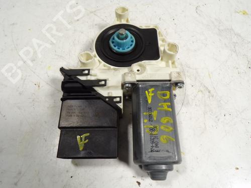 Rudehejsemotor bagstkærm højre SEAT LEON (1P1) 1.6 TDI (105 hp) 8391395