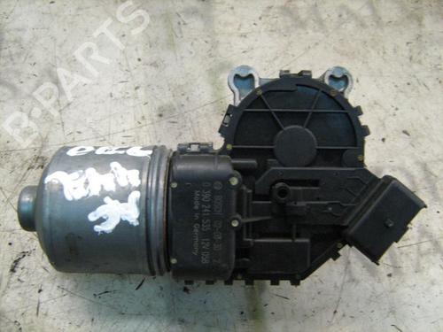 Used Front wiper motor RENAULT CLIO II (BB_, CB_) 1.5 dCi (B/CB07) (65 hp) 3747469