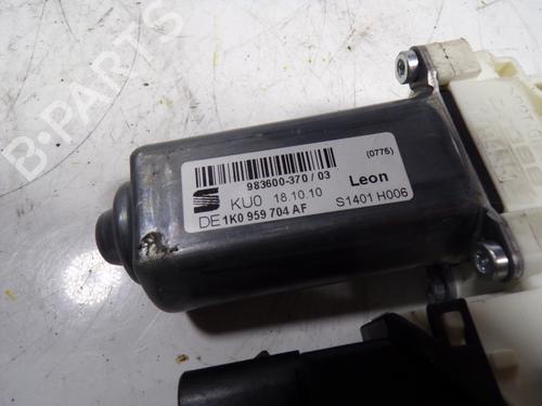Rudehejsemotor bagstkærm højre SEAT LEON (1P1) 1.6 TDI | BP8391395E22 