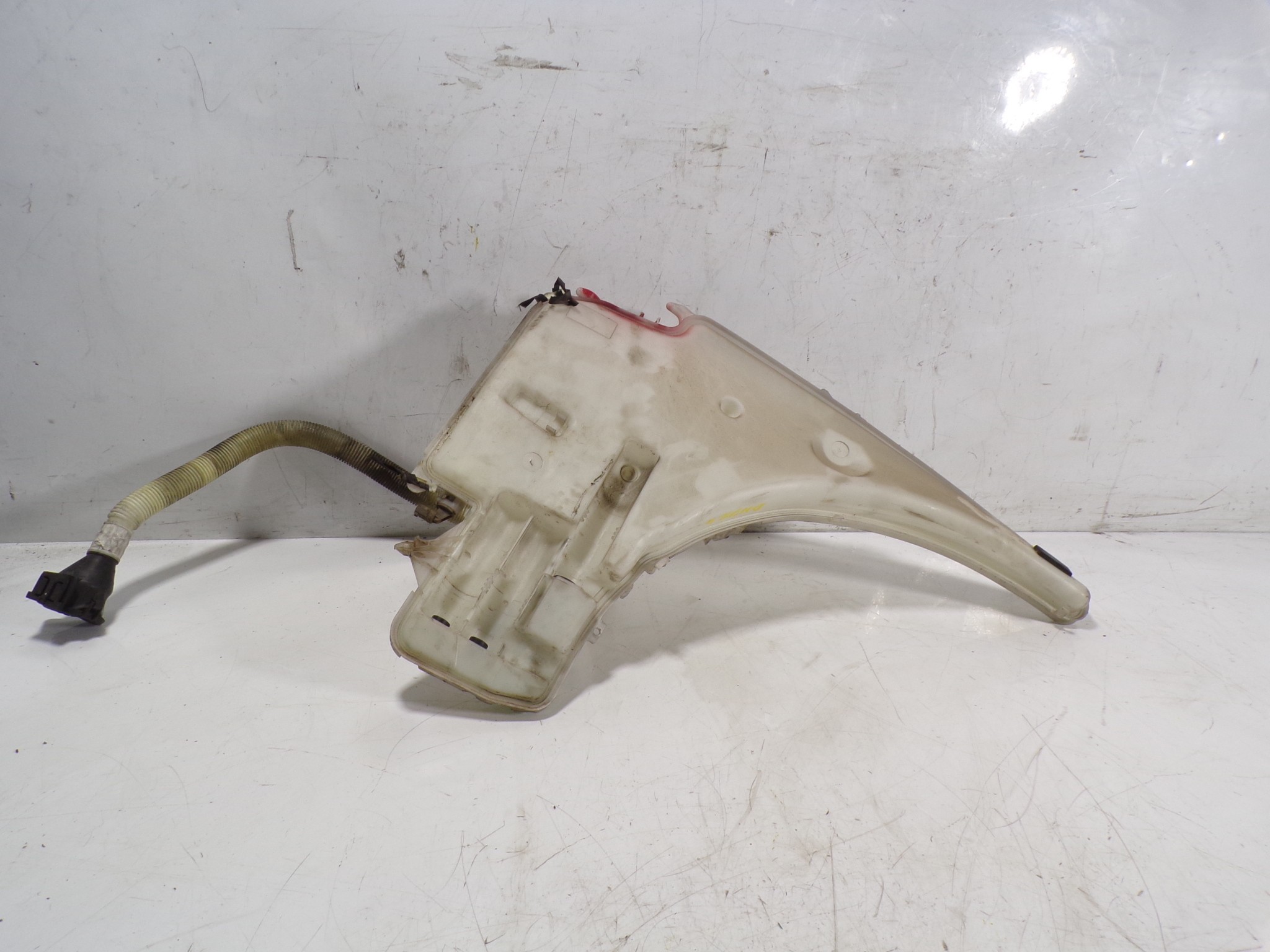 Windscreen washer tank BMW 1 (E87) 116 i 9235821 BParts
