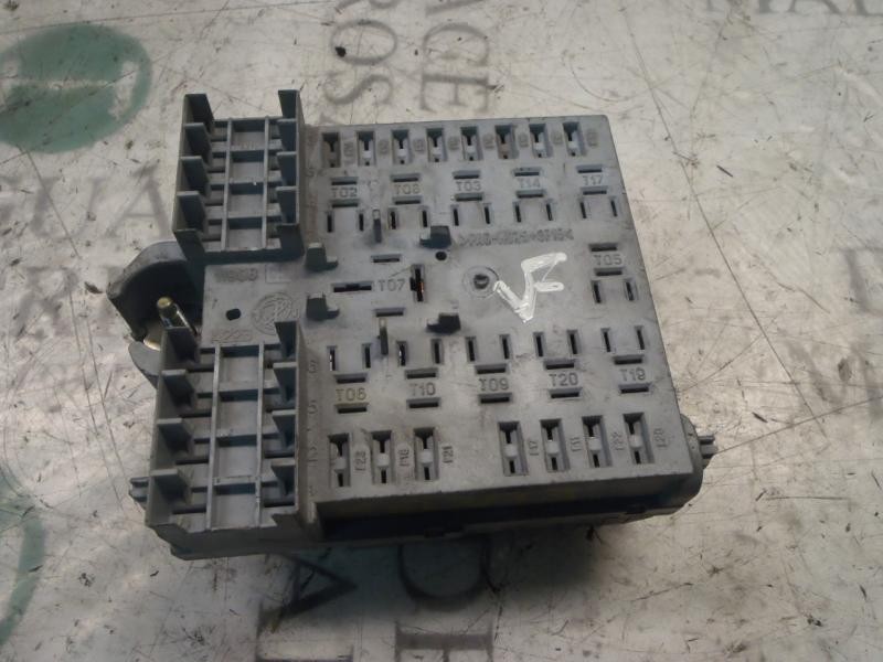 Fuse box ALFA ROMEO 166 (936_) 2.4 JTD (936AXC00, 936AXD01) 4015611 B