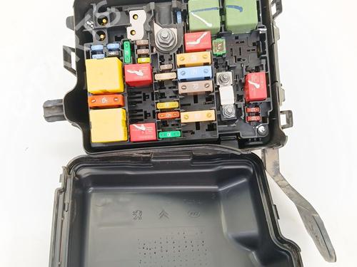 Used Fuse box Fuse box PEUGEOT 2008 I (CU_) 1.2 VTi (82 hp) 35905974 35905974