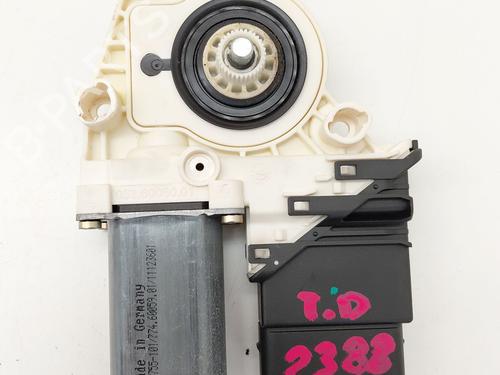 Used Right rear window motor Right rear window motor VW GOLF V (1K1) 1.9 TDI (105 hp) 32507903 32507903